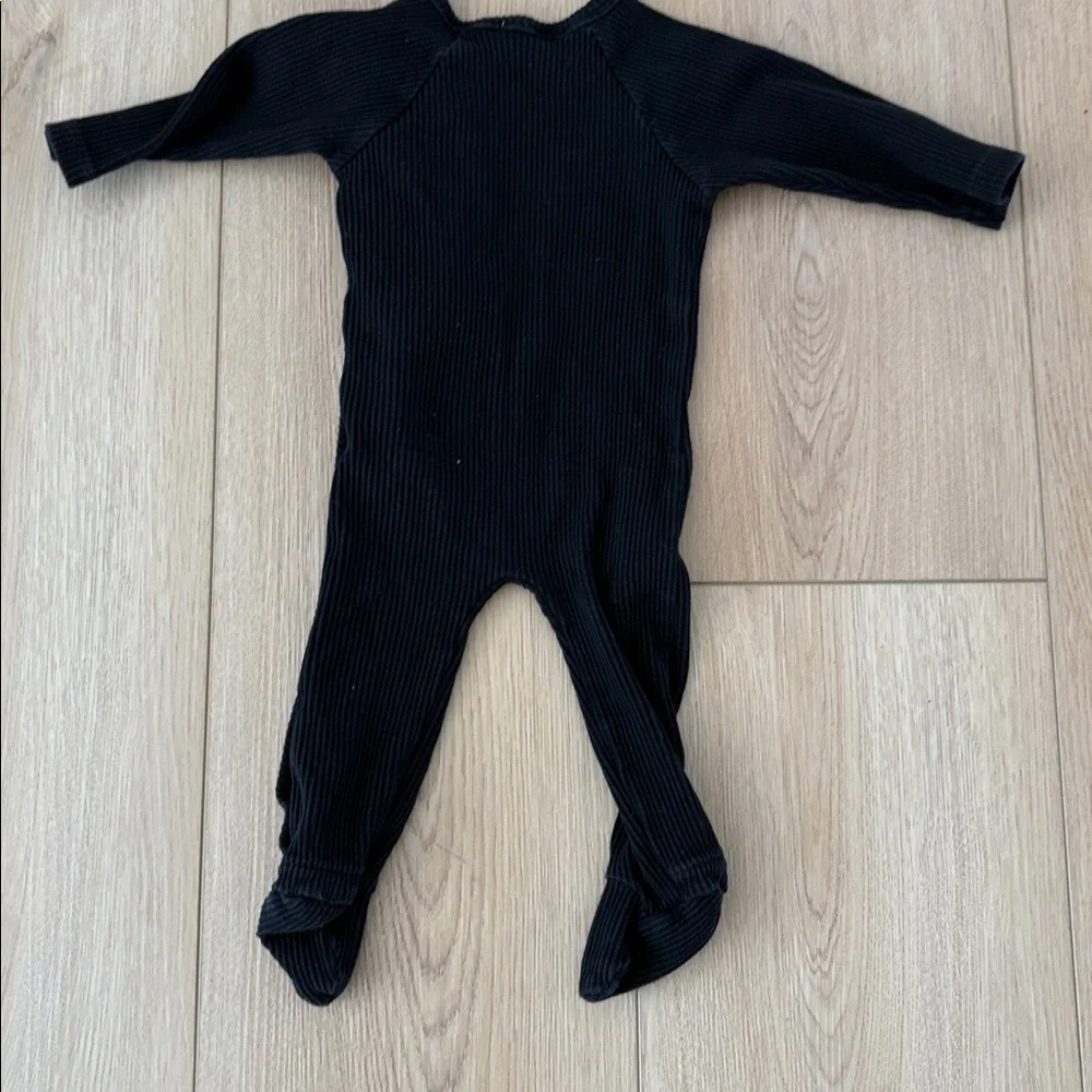 Oona Baby Ribbed Footed One Piece‎ 9-12M Black Wrap Snap Pajamas